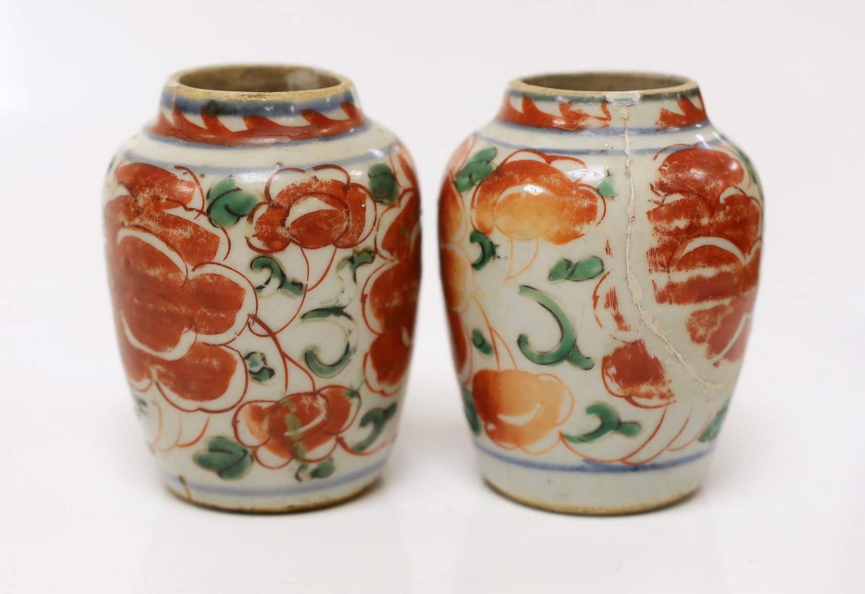 A pair of Chinese Transitional wucai jars, c. 1640, 9.5cms high